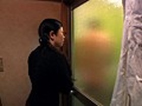 旦那が見てない隙に外国人に寝取られた妻　サンプル画像02